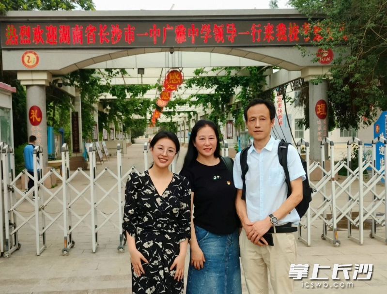 吴军老师(右一)在新疆吐鲁番实验学校考察交流。 吴军老师(右一)在新疆吐鲁番实验学校考察交流。