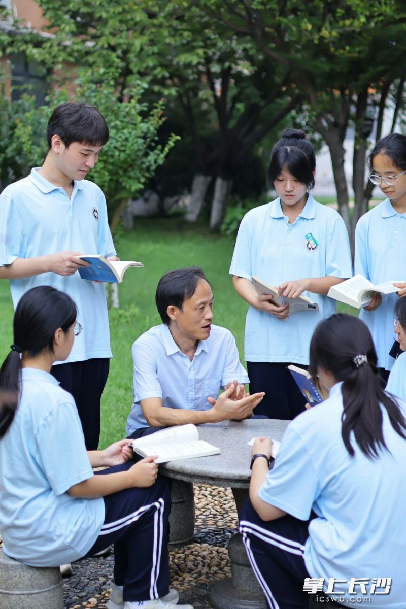 吴军老师随时给学生进行课外解答。 吴军老师随时给学生进行课外解答。