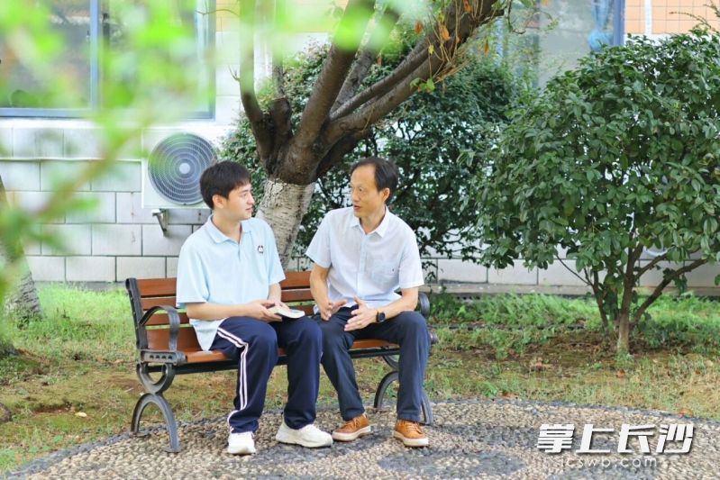 与学生在校园里,或解惑或谈心,是长沙市一中广雅中学吴军老师的教学常态。 均为长沙晚报通讯员黄为摄 与学生在校园里,或解惑或谈心,是长沙市一中广雅中学吴军老师的教学常态。 均为长沙晚报通讯员黄为摄