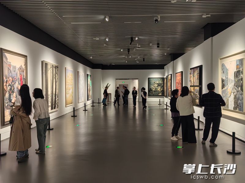 观众驻足欣赏作品。