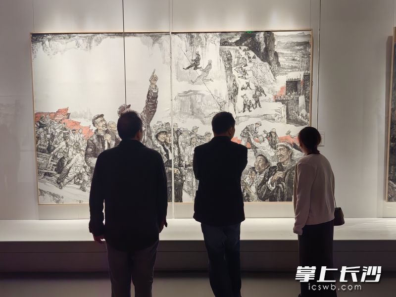 观众聚焦作品。