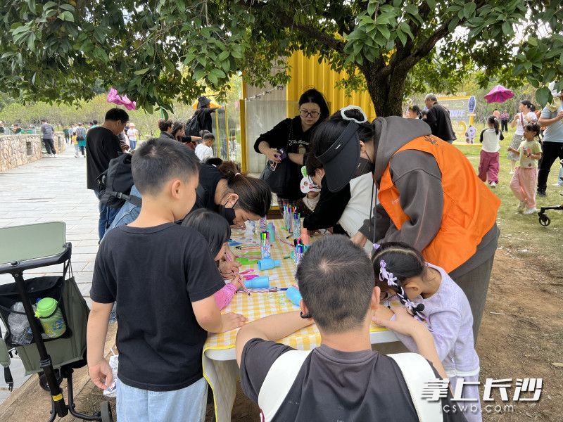 集齐4枚即可兑换游园礼物。