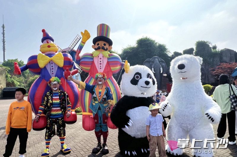 小丑演员将在园区入口进行趣味表演。