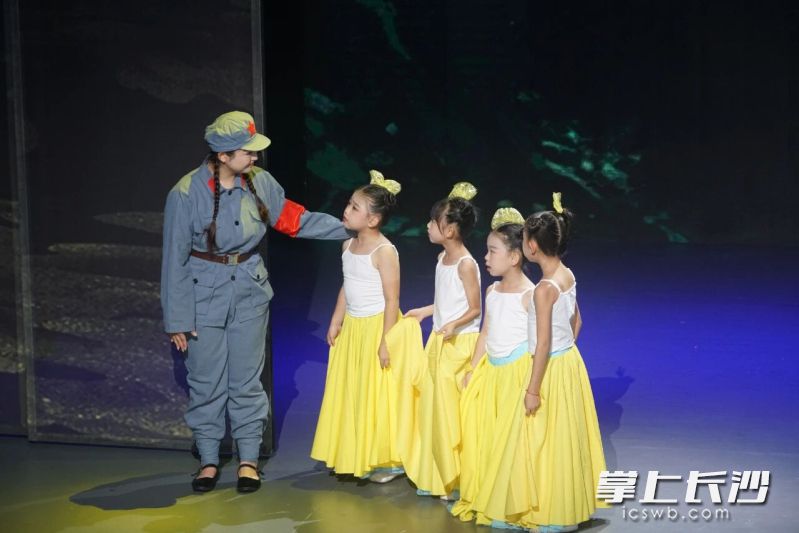 通过诗意化的舞台叙事，将革命历史与理想信念教育融入充满想象力的童话语境，引导青少年铭记历史、传承红色基因。