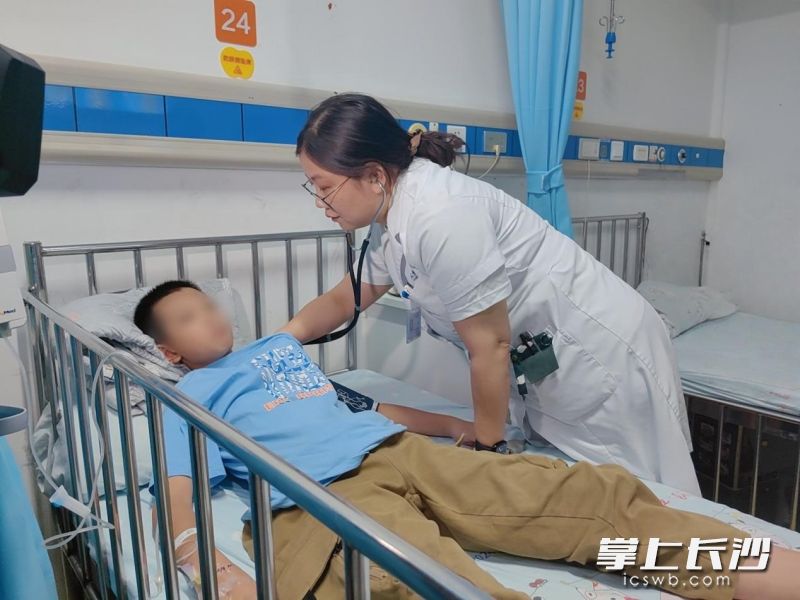 湖南省儿童医院肾脏风湿免疫科副主任医师张翼为鑫鑫检查身体情况。 长沙晚报通讯员 姚家琦 摄