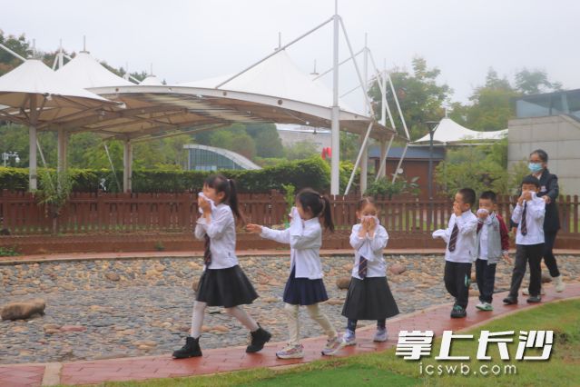 孩子们撤离至操场安全区域。