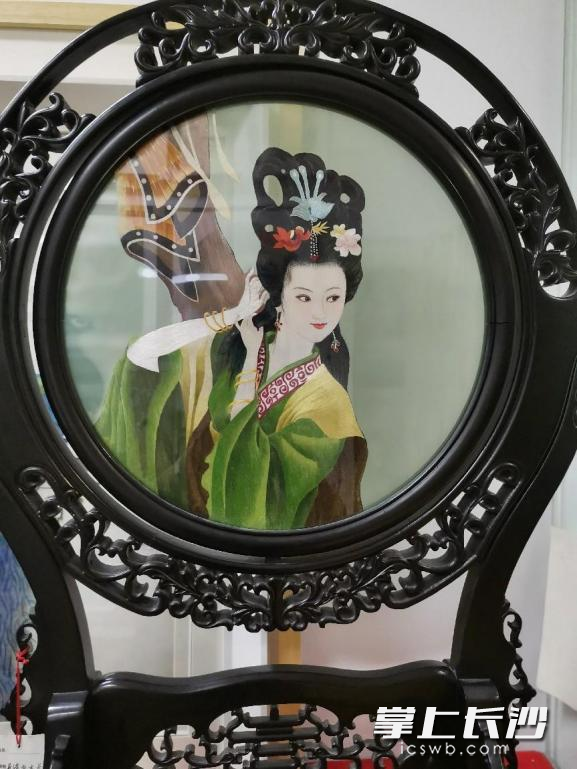 作品既刻画了花木兰身披铠甲、驰骋疆场的飒爽英姿，又细腻呈现了她“当窗理云鬓，对镜贴花黄”的女儿情态。