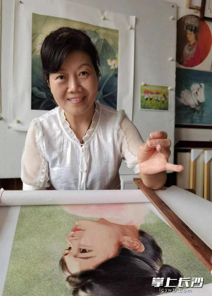 刘欣如在创作中。