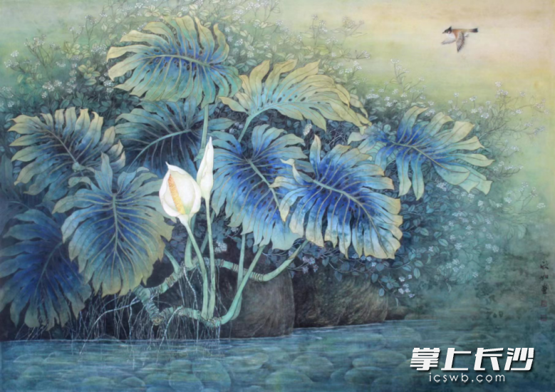 参展作品《春·蕴》，清冷的蓝色调浸染着画面，其间透出一抹暖黄的破晓之光。