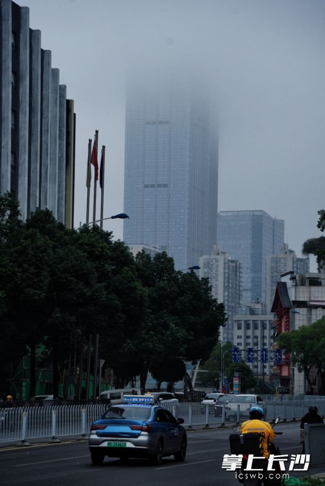 台风“桦加沙”的余绪仍在天际徘徊，今日长沙阴沉沉的。  长沙晚报全媒体记者 舒元臻 摄