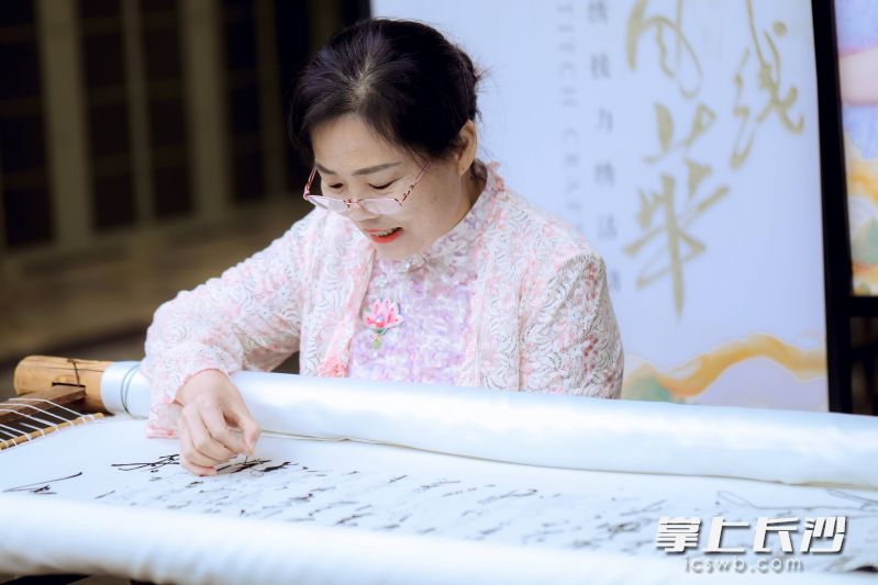 沉浸式体验后，才知道湘绣并不是“高高在上”，而是贴着日常生活的。