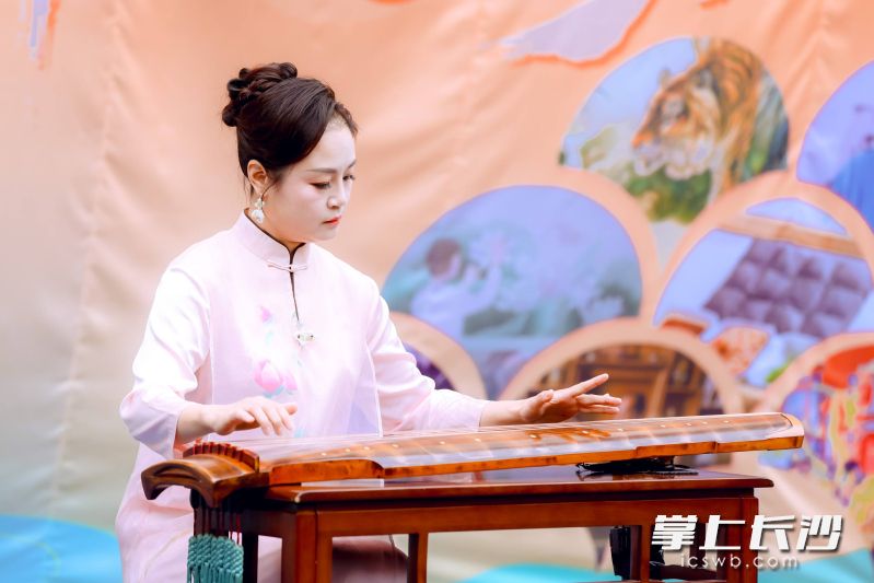 琴音清越如涧泉鸣石，余韵绵长似秋云绕峰。