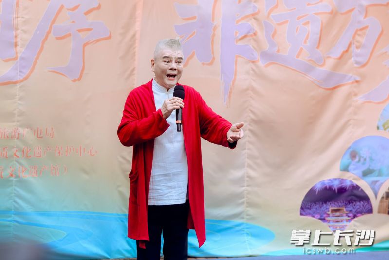 曹汝龙用醇厚婉转的湘剧唱腔演绎千古名篇。