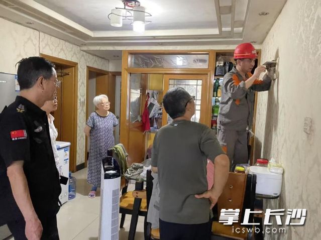 芙蓉区以专业电工“敲门入户”为小切口，打通安全宣教“最后一米”。
