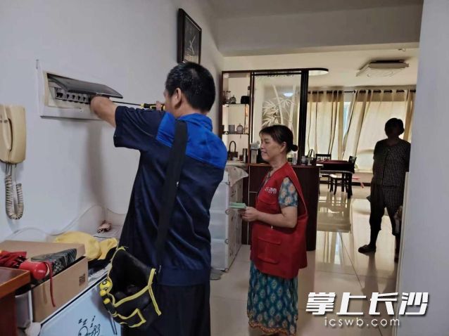 专业电工为小区居民更换老化插板。  均为长沙晚报通讯员桂生供图