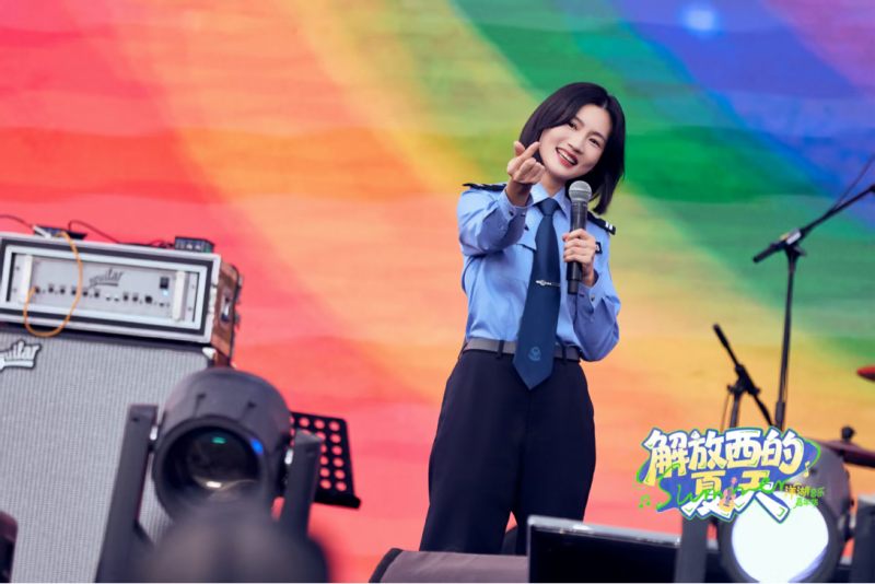 身着警服的民警们用乐器演绎别样风采。