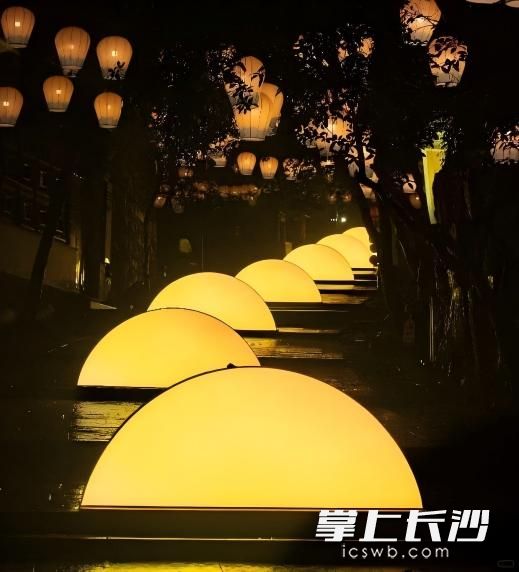 “月亮古道”装置打卡点。