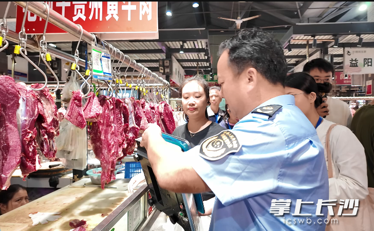 检查人员在检查秤具合规情况。长沙晚报全媒体记者 周辉霞 摄