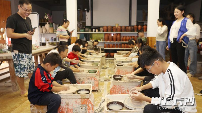 知心孩子们在陶艺大师刘坤庭工作室体验陶泥绘制。