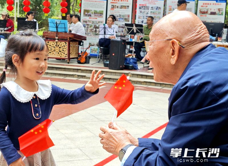 活动现场老少同乐。