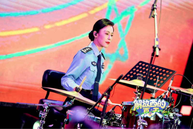 由梁慧警官担任队长的“守护乐队”惊艳亮相。