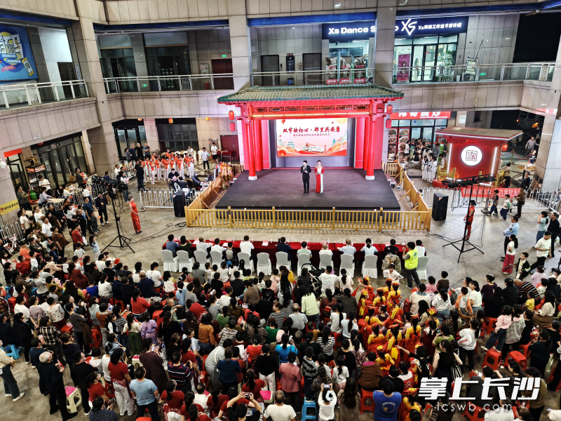 居民朋友欢聚一堂，共迎佳节。