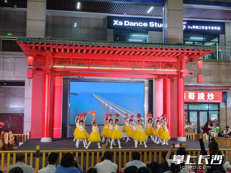 孩子们在表演。