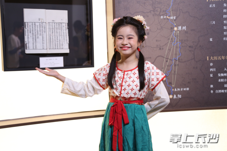 参与“典籍星推官读演剧场”演绎的小学生推介长沙图书馆藏《杜工部集》。 均为通讯员供图 参与“典籍星推官读演剧场”演绎的小学生推介长沙图书馆藏《杜工部集》。 均为通讯员供图