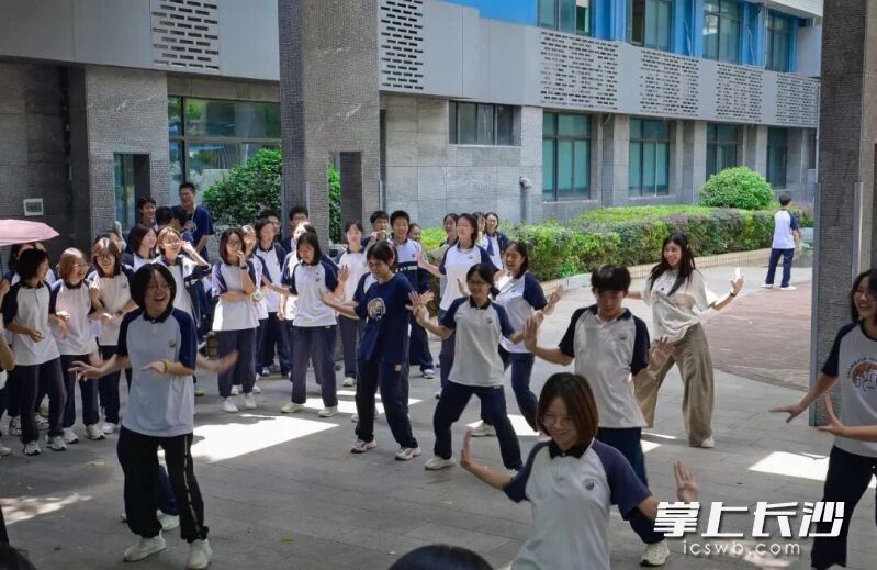 校园随时都是舞台，社团招新同学们也使出了浑身解数。范嘉树 摄