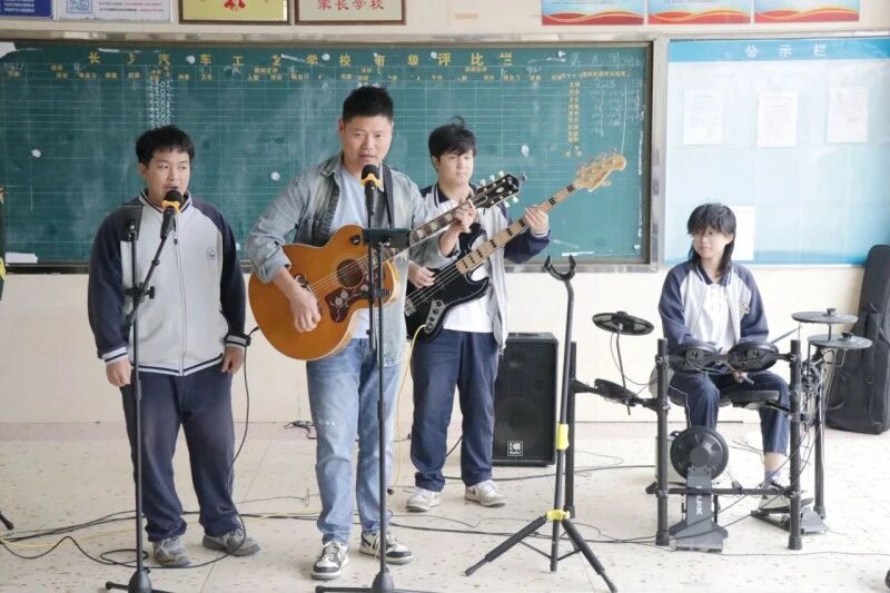 长沙汽车工业学校的校园乐队，现场表演吸人眼球。
