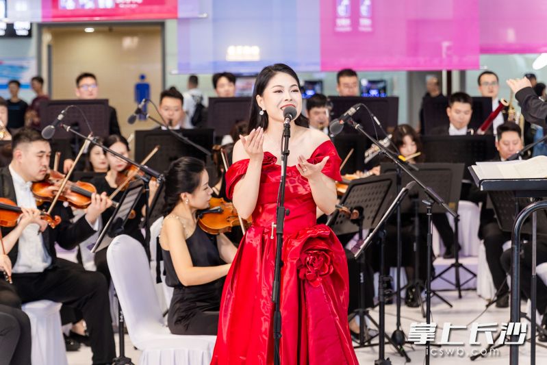 9月29日下午,在长沙机场t2航站楼出发大厅内,“礼赞山川·盛世和鸣”交响音乐会温情上演。 均为通讯员供图 9月29日下午,在长沙机场t2航站楼出发大厅内,“礼赞山川·盛世和鸣”交响音乐会温情上演。 均为通讯员供图