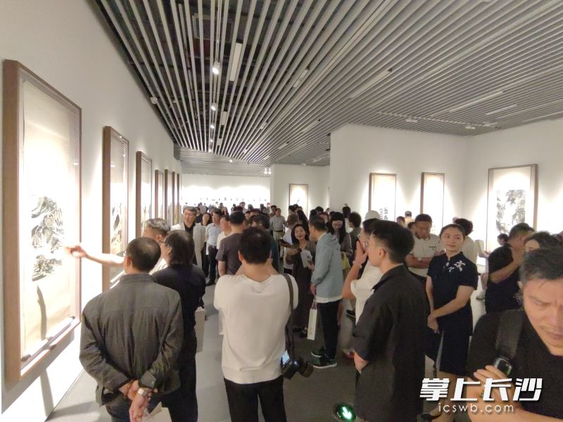 展厅人头攒动。