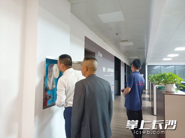 物业经理带队开展节前安全检查。