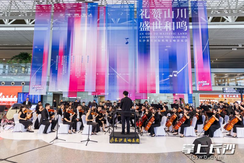 现场表演了《激情燃烧的岁月》《一杯美酒》《父亲的草原母亲的河》《浏阳河》等诸多经典作品。 现场表演了《激情燃烧的岁月》《一杯美酒》《父亲的草原母亲的河》《浏阳河》等诸多经典作品。