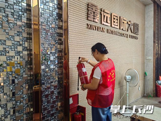 网格管家在辖区楼宇进行走访。