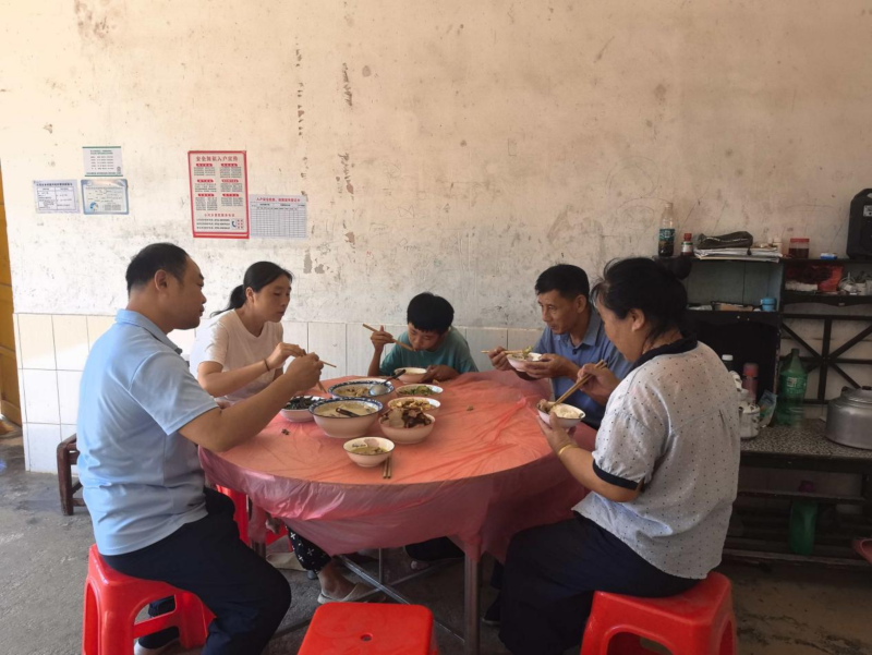 联村干部与联系户一同用餐。