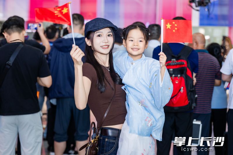 现场吸引了众多旅客驻足观看。 现场吸引了众多旅客驻足观看。