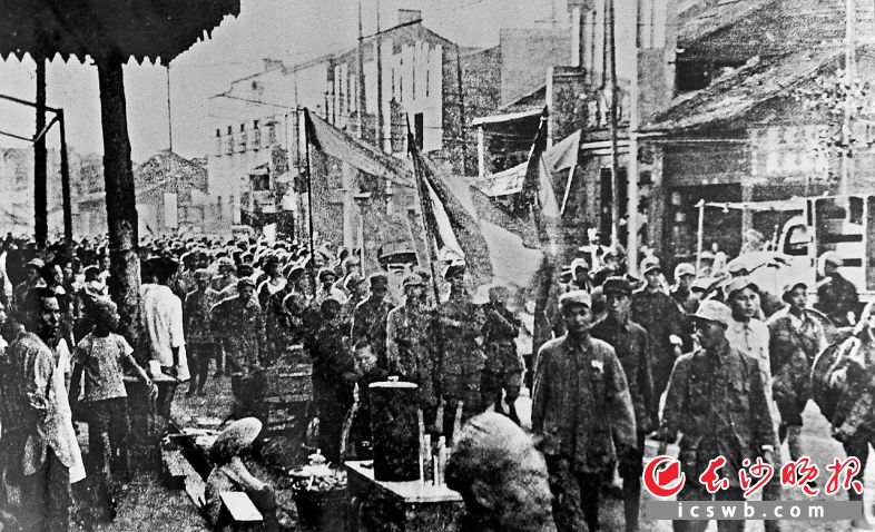 1949年8月5日,中国人民解放军进入长沙,十万群众夹道欢迎,两万面红旗飘扬在长沙上空,正式宣告湖南和平解放。 1949年8月5日,中国人民解放军进入长沙,十万群众夹道欢迎,两万面红旗飘扬在长沙上空,正式宣告湖南和平解放。
