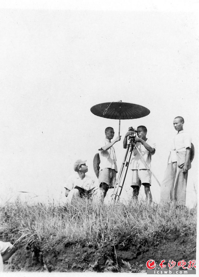 1950年7月,为了即将启动的大规模城市建设,长沙市建设局测量人员正在进行三角点测量。 1950年7月,为了即将启动的大规模城市建设,长沙市建设局测量人员正在进行三角点测量。