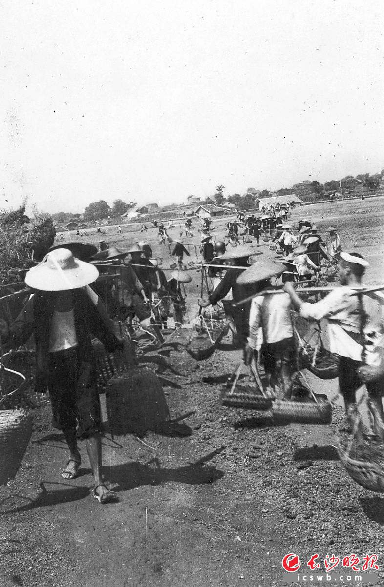 1951年,沿江大道建设工地上挑土的工人们。当年国庆前夕,自来水、南长路(后改名书院路)等长沙市五大建设工程告成。 1951年,沿江大道建设工地上挑土的工人们。当年国庆前夕,自来水、南长路(后改名书院路)等长沙市五大建设工程告成。