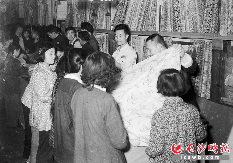 1954年4月25日,公私合营后的八角亭江浙绸布店,增加经营品种,设立了花布专柜,陈设了150多种新艳花布。图为营业员热忱服务,帮顾客挑选衣料。 1954年4月25日,公私合营后的八角亭江浙绸布店,增加经营品种,设立了花布专柜,陈设了150多种新艳花布。图为营业员热忱服务,帮顾客挑选衣料。