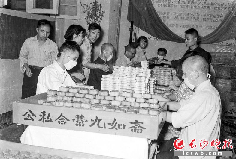 1955年9月18日,中秋节快到了,公私合营九如斋食品店,为了满足市民节日需要,正在赶制大量月饼,九如斋是当年商业战线上的三面红旗之一。 1955年9月18日,中秋节快到了,公私合营九如斋食品店,为了满足市民节日需要,正在赶制大量月饼,九如斋是当年商业战线上的三面红旗之一。