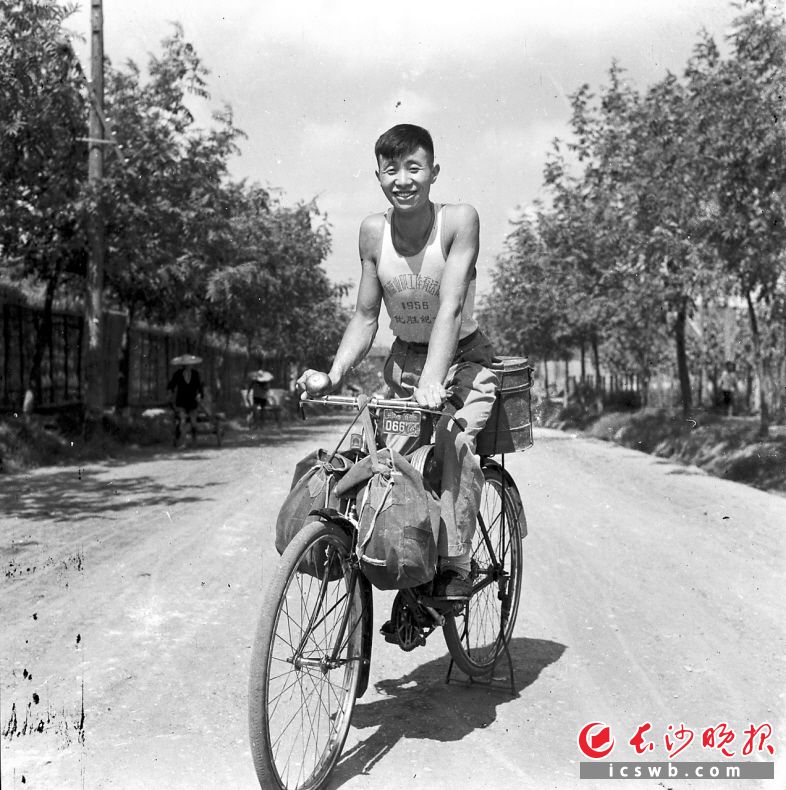 1957年8月30日,银星电影院的放映员骑车拉着影片回影院。 1957年8月30日,银星电影院的放映员骑车拉着影片回影院。