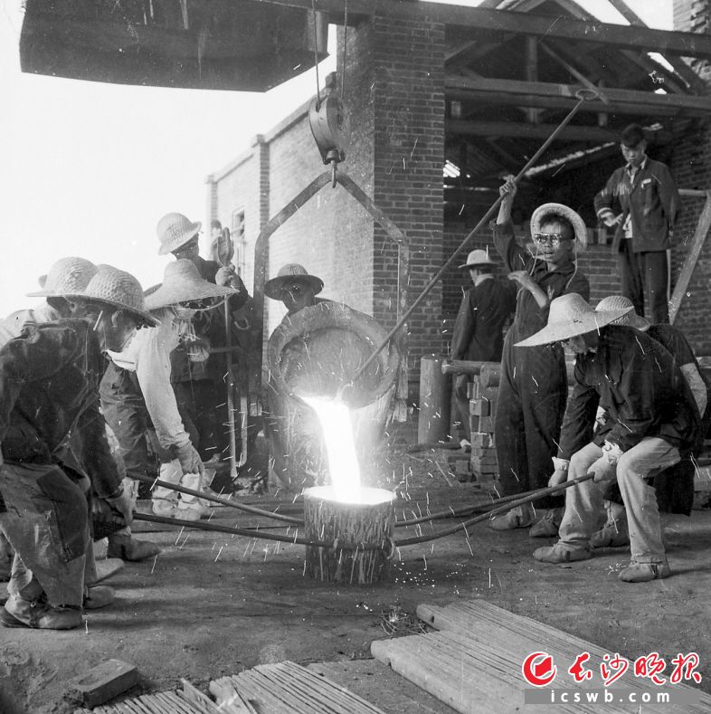 1958年9月28日,长沙东风炼钢轧钢厂经过职工们的日夜苦战,开始生产出高品质的轧钢。 1958年9月28日,长沙东风炼钢轧钢厂经过职工们的日夜苦战,开始生产出高品质的轧钢。