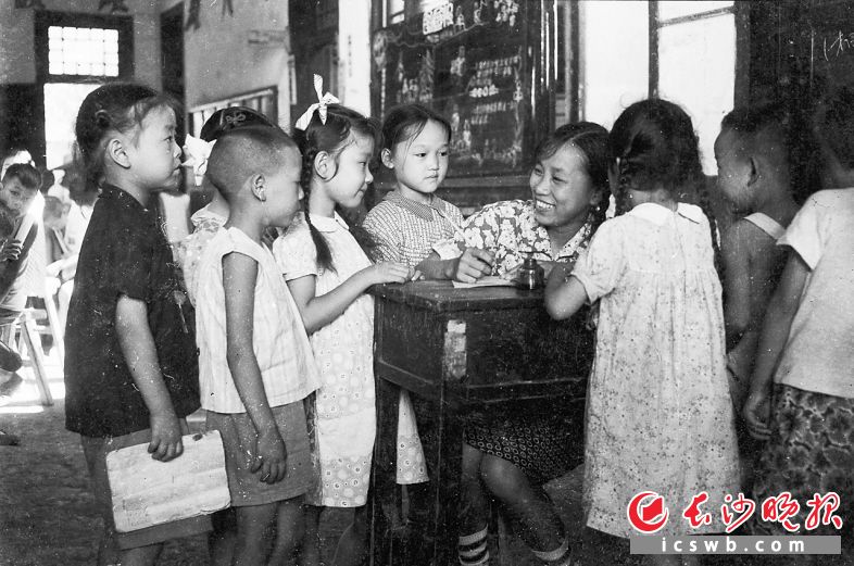 1956年7月28日,长沙市从该年秋季开始实施普及小学义务教育,各小学校采取了随报随考的方式,招收学龄儿童入学。这是一年级的新生在鱼塘街完全小学报名时,回答老师的问话。 1956年7月28日,长沙市从该年秋季开始实施普及小学义务教育,各小学校采取了随报随考的方式,招收学龄儿童入学。这是一年级的新生在鱼塘街完全小学报名时,回答老师的问话。