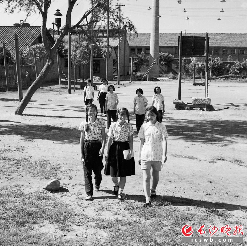 1959年7月7日,农业机械厂的青年职工走过操场准备文化补习。这一年,长沙市青年职工教育实现了基本无文盲的目标。全市工厂、企业的业余学校发展到了321所,参加文化学习的职工达7万人次。 1959年7月7日,农业机械厂的青年职工走过操场准备文化补习。这一年,长沙市青年职工教育实现了基本无文盲的目标。全市工厂、企业的业余学校发展到了321所,参加文化学习的职工达7万人次。