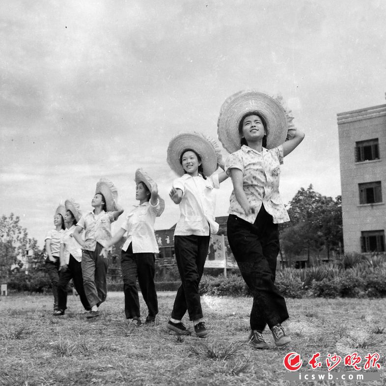 1959年7月28日,长沙市学生业余文工团为迎接全市文艺会演,正在积极排练节目。“百花齐放、推陈出新”的方针提出后,文化、艺术事业开始迅速而健康地发展。 1959年7月28日,长沙市学生业余文工团为迎接全市文艺会演,正在积极排练节目。“百花齐放、推陈出新”的方针提出后,文化、艺术事业开始迅速而健康地发展。