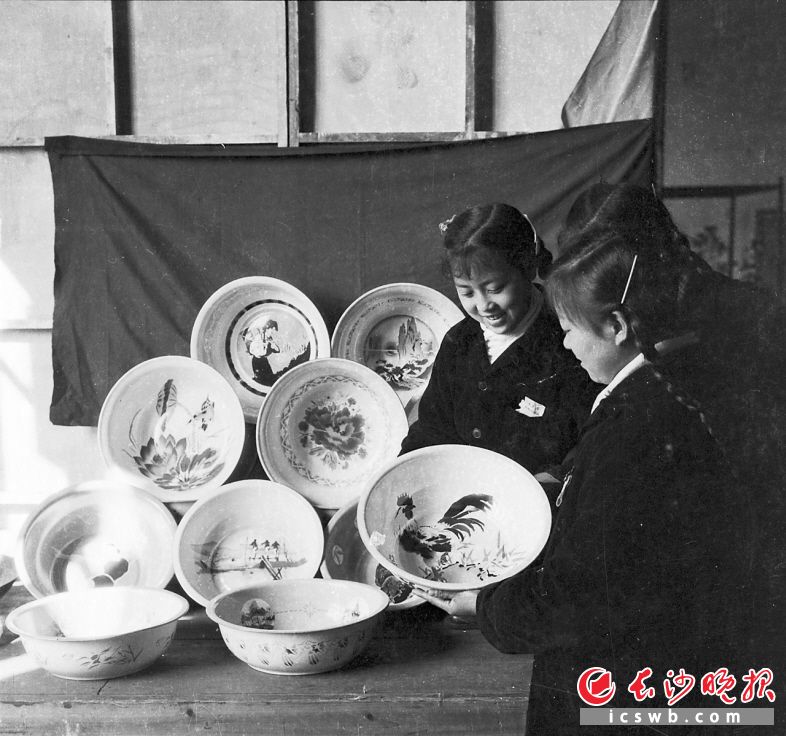 年代物件 搪瓷面盆 市民在选购建湘搪瓷热水瓶厂出产的各式花色搪瓷面盆。搪瓷面盆是那个年代里家庭的必备用品。 年代物件 搪瓷面盆 市民在选购建湘搪瓷热水瓶厂出产的各式花色搪瓷面盆。搪瓷面盆是那个年代里家庭的必备用品。