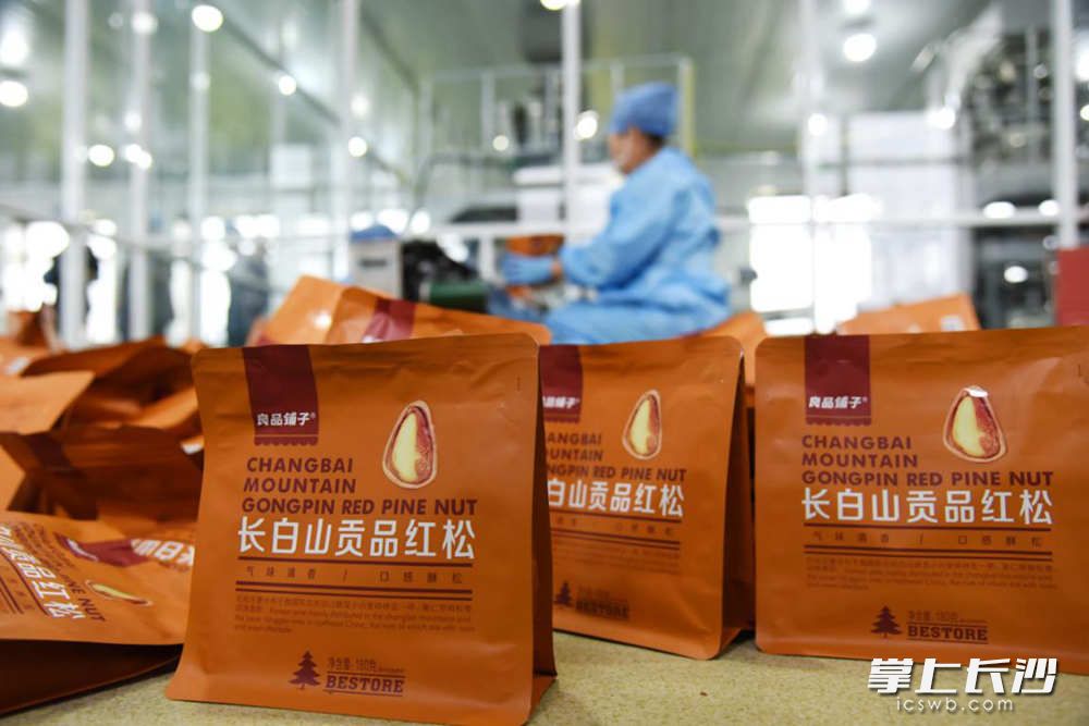 作为良品铺子战略供应商，从2006开始合作，随着“零食王国”的版图扩张，刘瑞超的工厂也升级扩大，从简单加工到自动化，如今这个工厂一半产能来自良品铺子“东北红松”的产品订单，再通过线上、线下渠道送往全球各地消费者手中。（文/高良 图/刘琦）