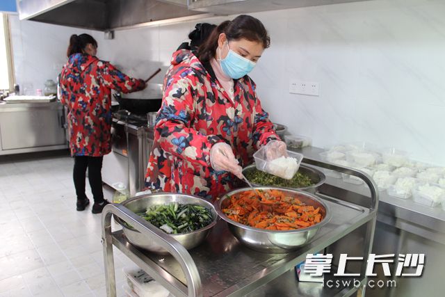 近日，雷锋派出所食堂工作人员为嘉实医药科研人员准备午餐。通讯员 严格